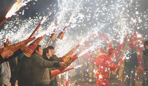 过年放鞭炮才有浓浓的年味，那么中国何时才开始春节放烟花炮竹_人们