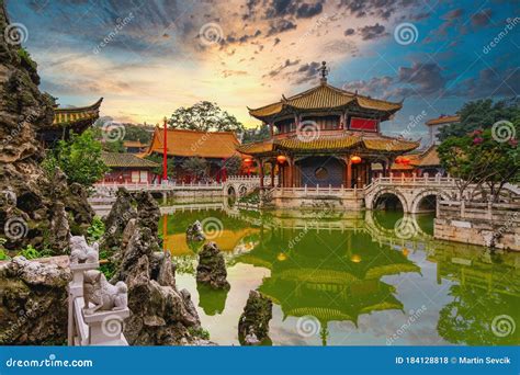 Yuantong Ancient Buddhist Temple in the Gardens of Eternal Spring at ...