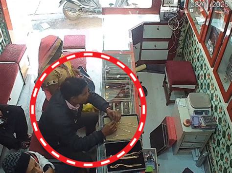 Young man flees with 3 gold chains in Budaun Accused walked in as ...