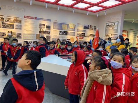 南湖小学学生参观“岳阳记忆”档案展览