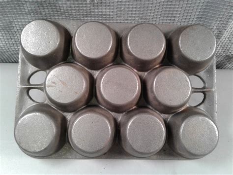 Lot Detail - Vintage Cast Iron Muffin Tin