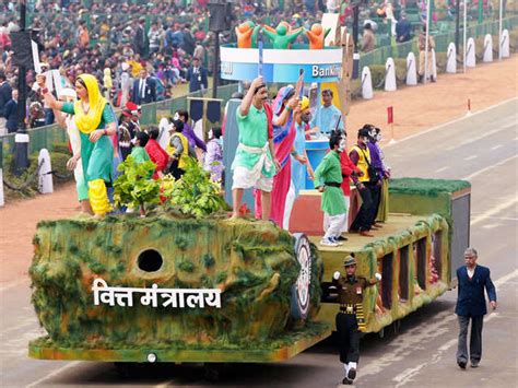 Army soldiers strut down the Rajpath - Republic Day parade dress ...