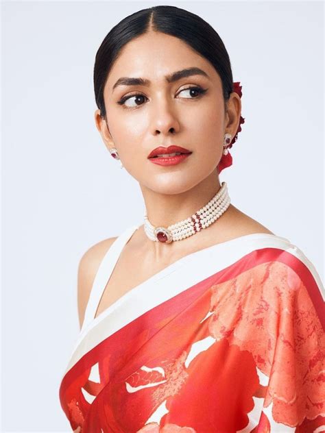 BDay Girl Mrunal Thakurs Ethnic Glam