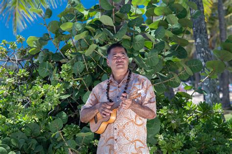 Hawaii Wedding Vendors: Hawaiian Musician