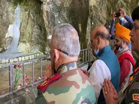 Rajnath Singh, Chief of Defence Staff, Army Chief offer prayers at ...