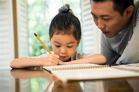 父母如何“陪孩子写作业”？不能坐在孩子身边，就目不转睛地盯着