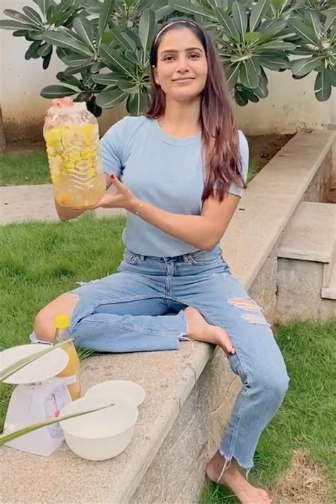 Samantha Akkineni wears a blue T-shirt + jeans to make a DIY cleanser ...