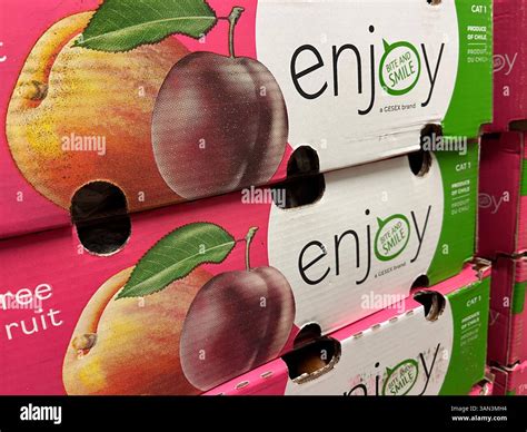 Branded produce boxes hi-res stock photography and images - Alamy