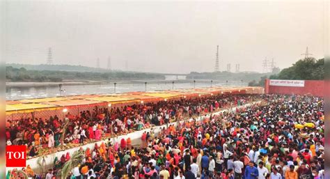 Sans Covid curbs, thousands throng ghats in Delhi for Chhath Puja ...