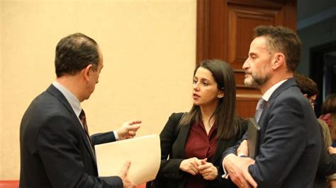 Arrimadas: "A los que delinquen, Sánchez les da premio"