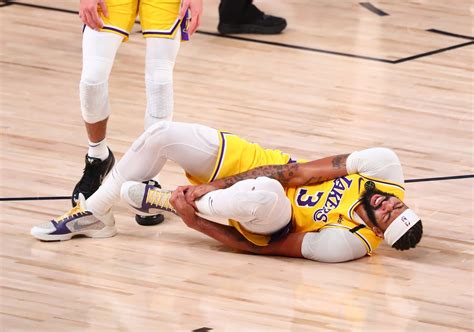 Lakers coach Frank Vogel offers update on Anthony Davis' ankle injury ...