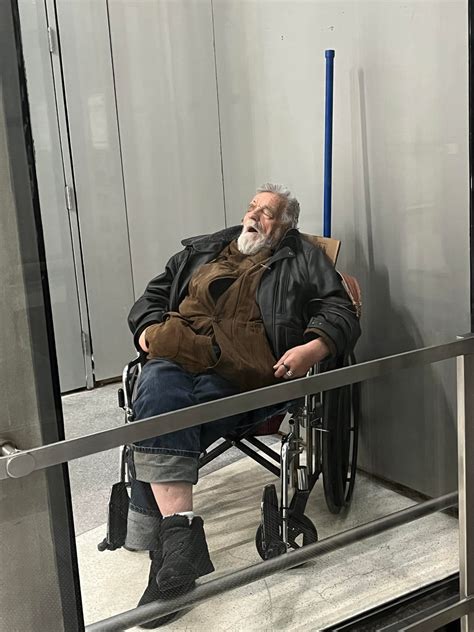 Homeless people at O’Hare Internacional Airport. 11/26/22 : r/pics
