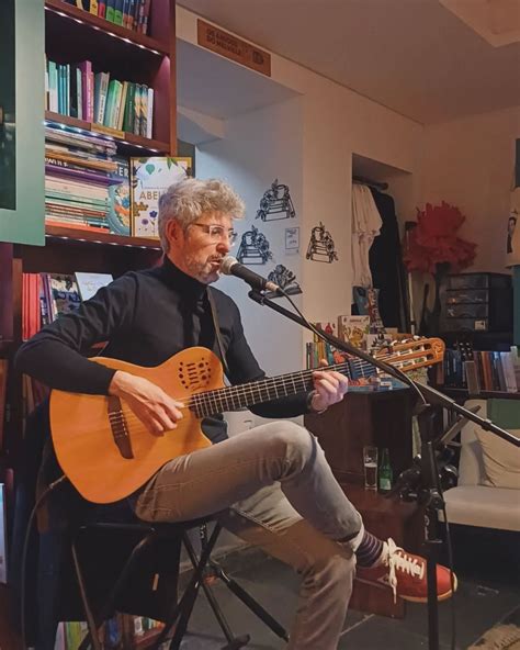 João da Ilha ao vivo na Livraria Lar Doce Livro, Lar Doce Livro, Angra ...