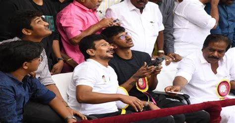 குட்டி தளபதியின் பேண்டில் தூசி தட்டிய அமைச்சர்… இன்பநிதியின் ...