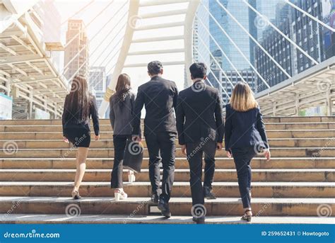 Business People Walking On All Fours 的图像结果