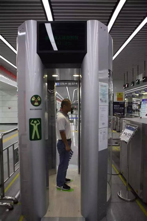 明起搭乘广州地铁，“大小包”均需过安检机