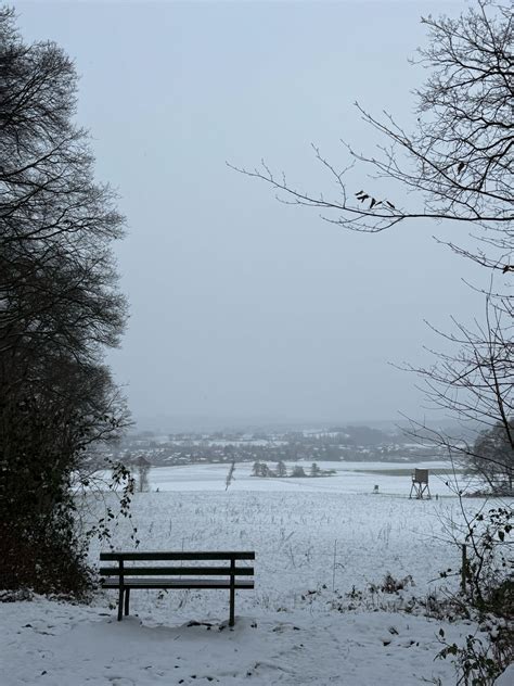 Winterliches Wetter in Düsseldorf mit Schneesturm und eisigen Temperaturen