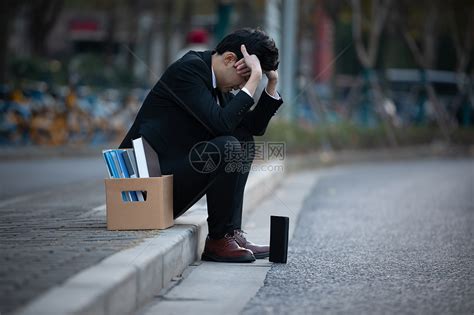 被辞退的男性失落的坐在街头高清图片下载-正版图片501705477-摄图网