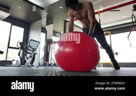 Rezultat imagine pentru Bodybuilder Intense Training