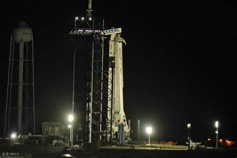 SpaceX“龙”飞船首次商业载人航天任务成功发射 送4名宇航员去空间站