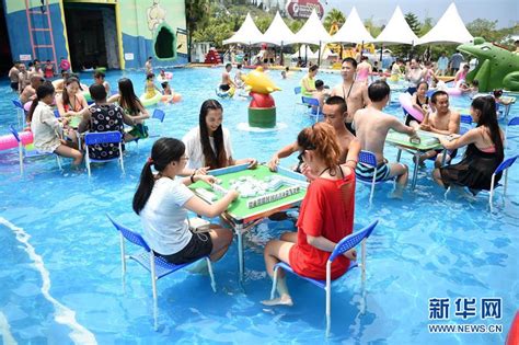 重庆市民水中打麻将消暑--图片频道--人民网