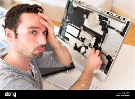 Computer Repair Man Visit 的图像结果