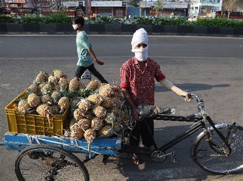 COVID-19 Crisis: Heartbreaking Pictures Show Street Vendors Struggling ...