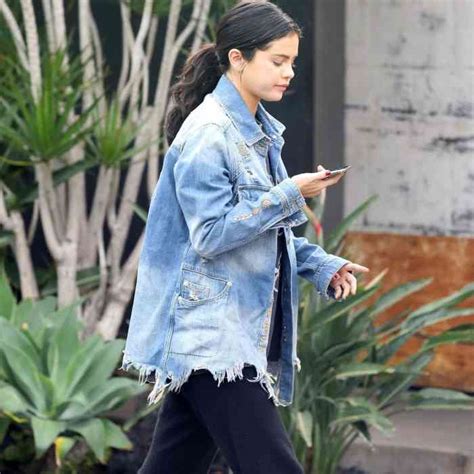 12 Fashion Anak Kuliah Wanita yang Nyaman dan Stylish