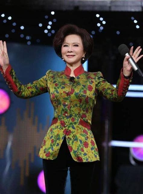 倪萍终现60岁真实状态，穿墨绿丝绸裙，松垮的脸太显龄_腾讯新闻