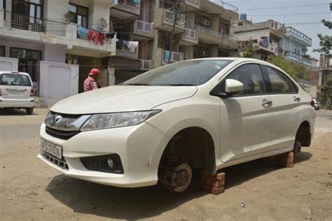Thieves escape with car tyres in Ghaziabad, leave brand new Honda City ...