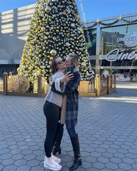 ️‍🩹🏡 Marina ┊Valentina 🤍 | Danielle with her friends 🥰🌸 @dsavre @danielepiersons @emilyculv ...