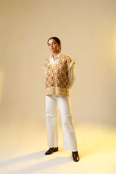 GEOMETRIC JACQUARD VEST – Khajoor