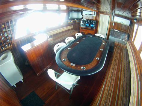 Interior confortável de barco hotel para pesca esportiva