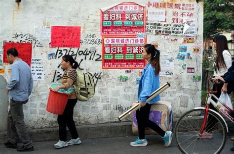 完了！廣東徹底無工可打失業的越來越多，東莞更是降薪到6塊一個小時！自己都要養不活，迷茫了不知該何去何從！漂泊一個月還沒找到工作，錢也花光了逼得 ...