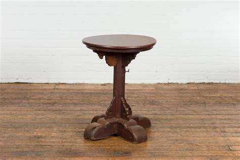 Small Antique Pedestal End Table with Round Top For Sale at 1stDibs