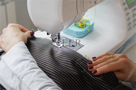 女裁缝在缝纫机上工作。裁缝在缝纫厂工作图片-商业图片-正版原创图片下载购买-VEER图片库