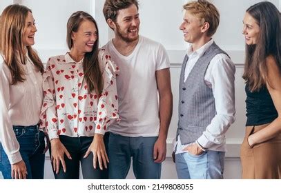 People Standing Togther 的图像结果