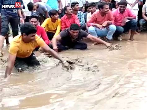 बारिश में सड़क बनी 'तालाब' तो युवाओं ने वहीं रख दी तैराकी प्रतियोगिता ...