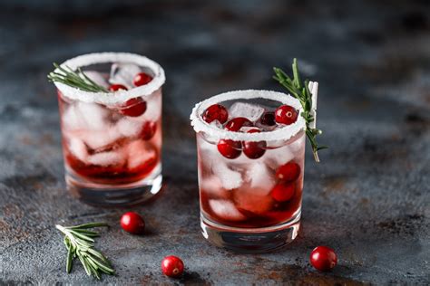 17 Delicious Winter Cocktails to Make at Home | Festive Cocktail Recipes