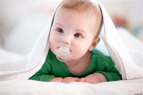 为什么婴儿不爱吃奶只想睡觉 3到6个月宝宝不爱吃奶怎么办 _八宝网