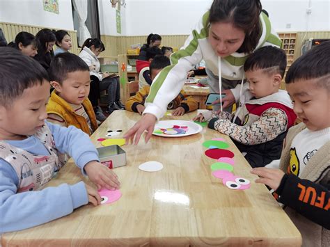 通过学生手工制作，能有效提高学生们的动手能力，使他们把所学知识融会贯通，提升他们的欣赏水平和创 新能力，培养他们勤俭节约、废物利用、热爱环保的 ...