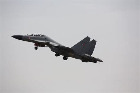 आसमान में उड़ते एयरफोर्स के फाइटर प्लेन से पोकरण में गिर गया कुछ ऐसा ...