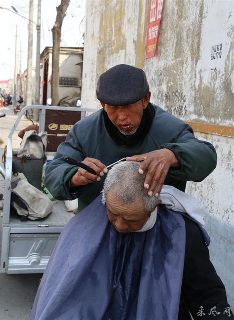 老人花10元剃头后满头伤口最新素材