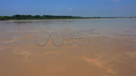 河南洛阳：黄河调水调沙有序进行 小浪底泄水气势磅礴