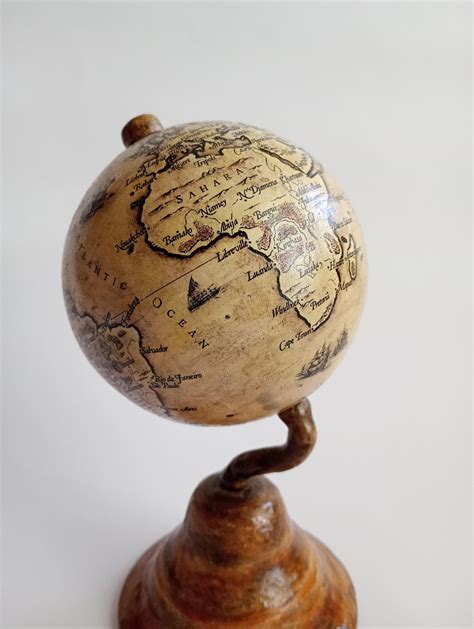 Small Desk Globe 的图像结果