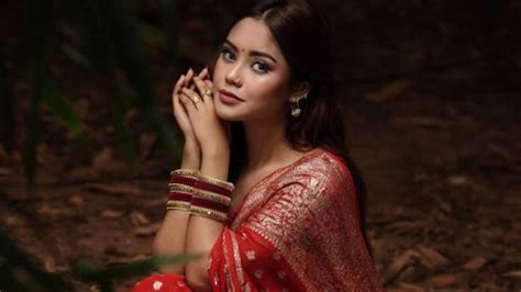 5 expert-approved tips on how to identify a pure Banarasi saree