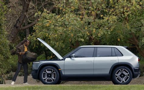 Rivian Unveils All-New 2026 R2 Midsize SUV, Along With Smaller R3 and ...