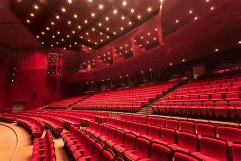 从建筑设计的角度来看，位在上海的上剧场与其他剧场的区别何在？ - 知乎