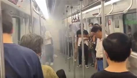广州地铁回应“车厢起火冒烟”：乘客充电宝冒烟致烟雾弥漫|车厢|充电宝|起火_新浪新闻