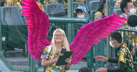 ZAZYが甲子園に登場 ド派手な衣装で虎にエール「僕以上に羽ばたいて（笑）」 - サンスポ